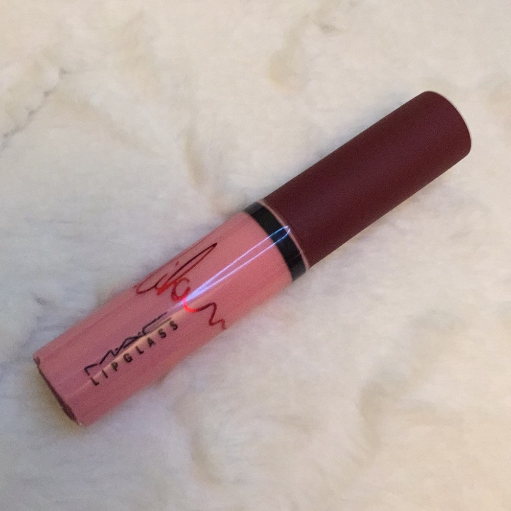 Mac “lipglass” Viva Glam Rihanna - light pink